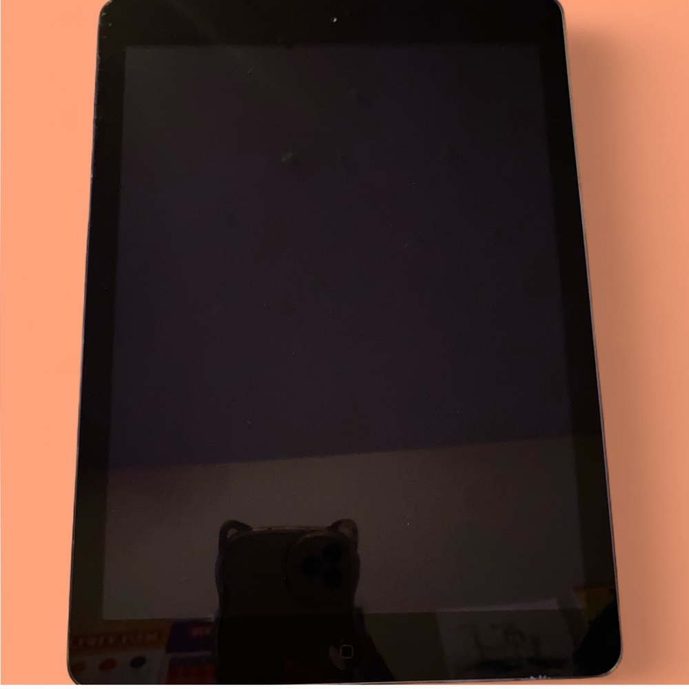 Wi-Fi + Cellular IPad Air
16 gb
Completely Restored To Factory Settings